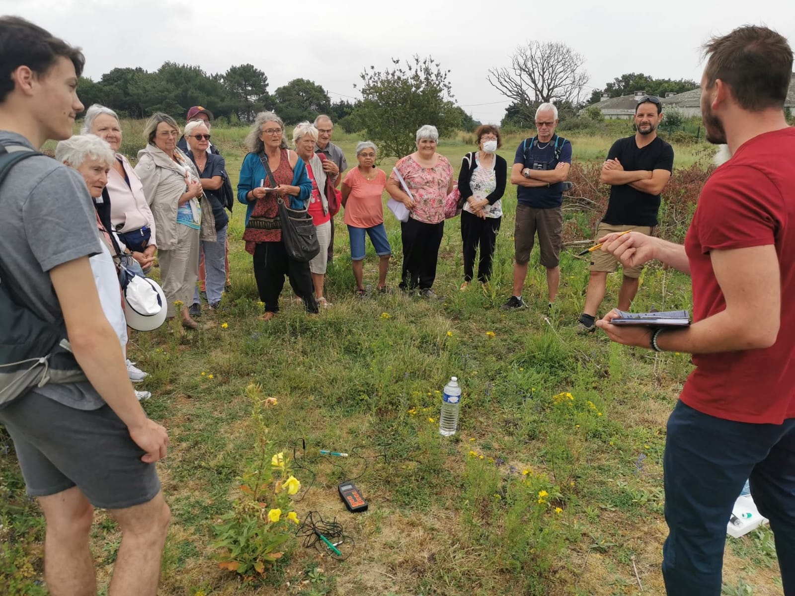 Groupe en observation naturaliste sur le terrain lors d'une sortie Gwazh